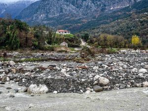 Τζουμέρκα: Προβλήματα από τα έντονα καιρικά φαινόμενα – Έπεσαν βράχοι και κολώνες της ΔΕΗ