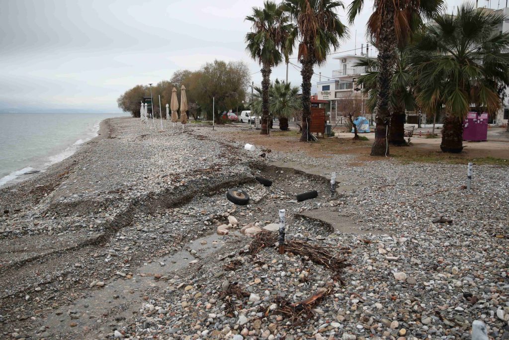 Δρόμοι -“ποτάμια” και απεγκλωβισμοί οδηγών χθες στον Ωρωπό – Επιχείρηση διάνοιξης του παραλιακού μετώπου