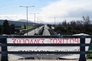 Άνοιξαν οι αγρότες την παλιά εθνική οδό στη Θήβα – Κλειστό παραμένει το Κάστρο Βοιωτίας