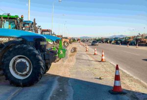 Σε 48ωρο αποκλεισμό και των δύο ρευμάτων προχωρούν από τις 12:00 παραγωγοί στα διόδια Μαλγάρων