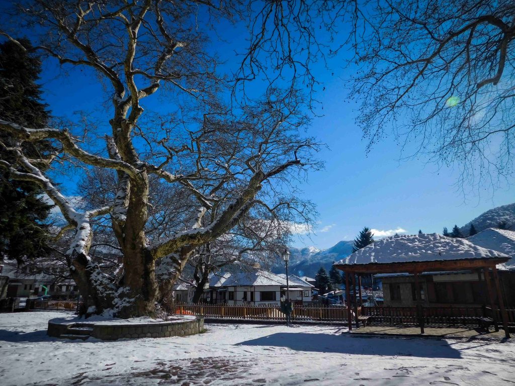 Χιόνι και χαμηλές θερμοκρασίες στην Ήπειρο – Επιχείρηση απεγκλωβισμού 5 αυτοκινήτων στο Ζαγόρι