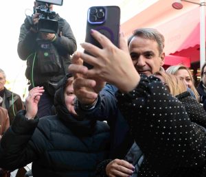 “Έχω γίνει ειδικός στις selfies”: Η βόλτα Μητσοτάκη στο Μαρούσι για να συνομιλήσει με πολίτες, vid