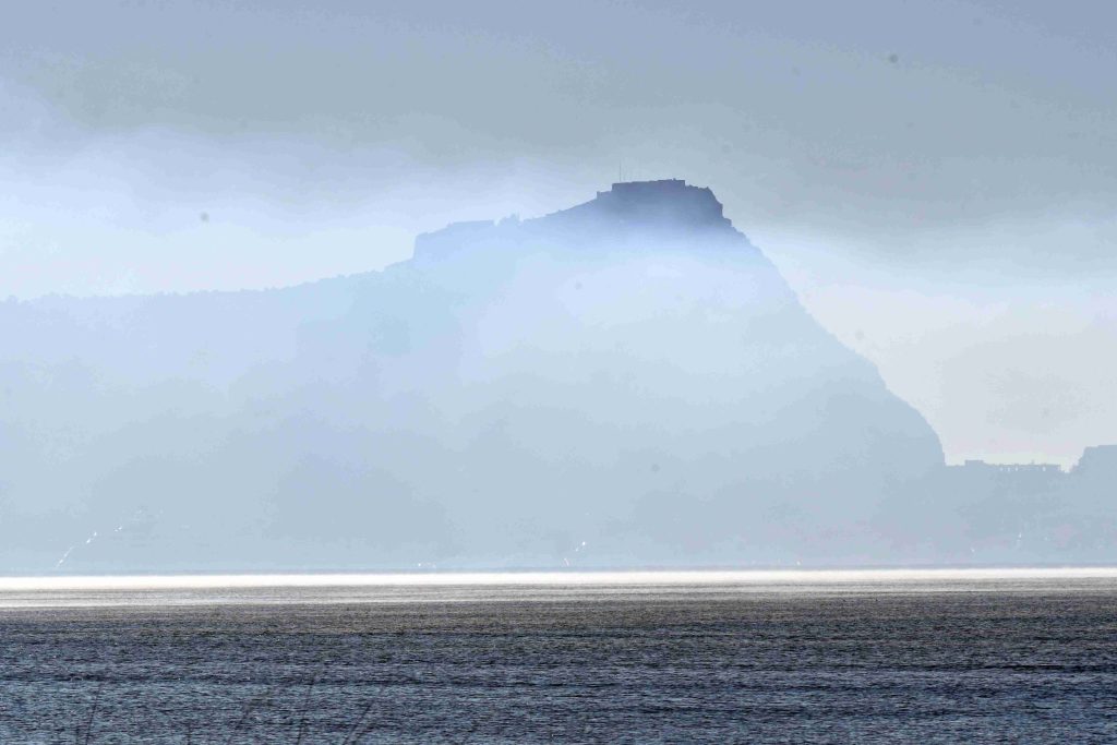 Ίδιο το σκηνικό του καιρού σήμερα: Συννεφιά, τοπικές βροχές, νοτιάδες και ομίχλη το πρωί