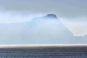 Ίδιο το σκηνικό του καιρού σήμερα: Συννεφιά, τοπικές βροχές, νοτιάδες και ομίχλη το πρωί