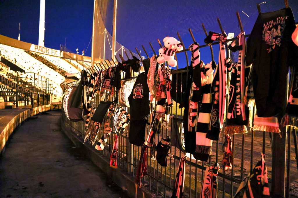 Θρήνος για τους νεκρούς οπαδούς του ΠΑΟΚ -Στην Τιμισοάρα 200 οπαδοί του δικέφαλου του βορρά, vid