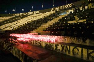 Η Τούμπα θρηνεί: Φίλαθλοι του ΠΑΟΚ κι άλλων ομάδων συνεχίζουν να συρρέουν στο σημείο – Εικόνες