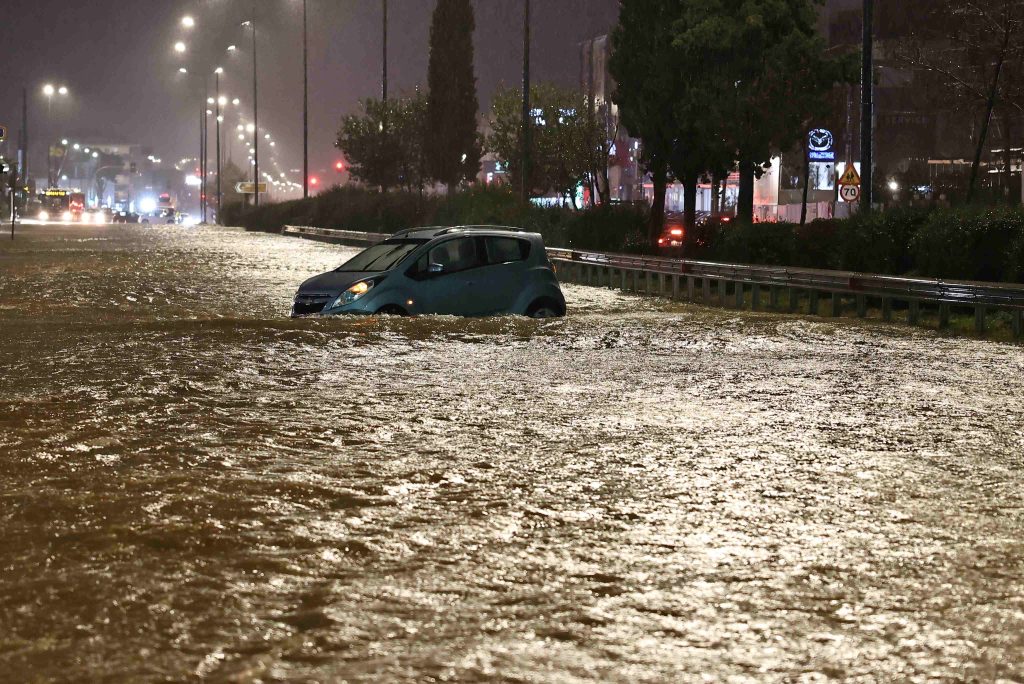 Τραγωδία στην Άνω Γλυφάδα: Νεκρή γυναίκα που παρασύρθηκε από τα ορμητικά νερά