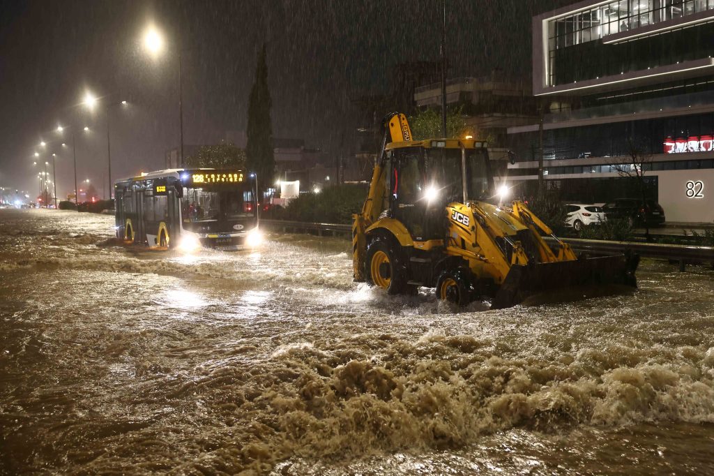 Ρεκόρ βροχής στην Αττική – Πάνω από 140 χιλιοστά σε Νομισματοκοπείο, Χαλάνδρι, Βύρωνα, Δροσιά και Ηλιούπολη