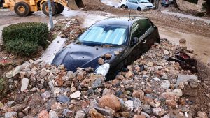 Σφοδρό το “χτύπημα” της κακοκαιρίας: Άφησε πίσω δύο νεκρούς και μεγάλες καταστροφές – Δείτε εικόνες