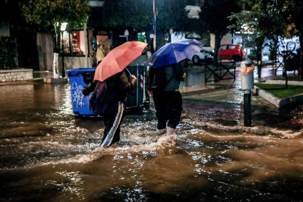 Σφοδρό το “χτύπημα” της κακοκαιρίας: Άφησε πίσω δύο νεκρούς και μεγάλες καταστροφές – Δείτε εικόνες