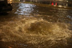 Απίστευτες εικόνες από Άνω Γλυφάδα: Χείμαρροι οι δρόμοι παρασύρουν ΙΧ – Δείτε βίντεο