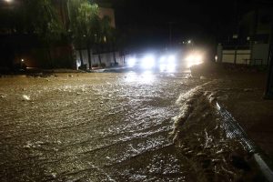 Συγκλονιστικό βίντεο στη Γλυφάδα: Γυναίκα σώζεται τελευταία στιγμή από ορμητικό χείμαρρο