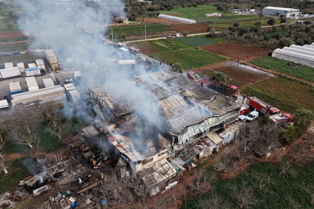 Υπό έλεγχο τέθηκε η πυρκαγιά σε αποθήκες επιχείρησης στο Κορωπί