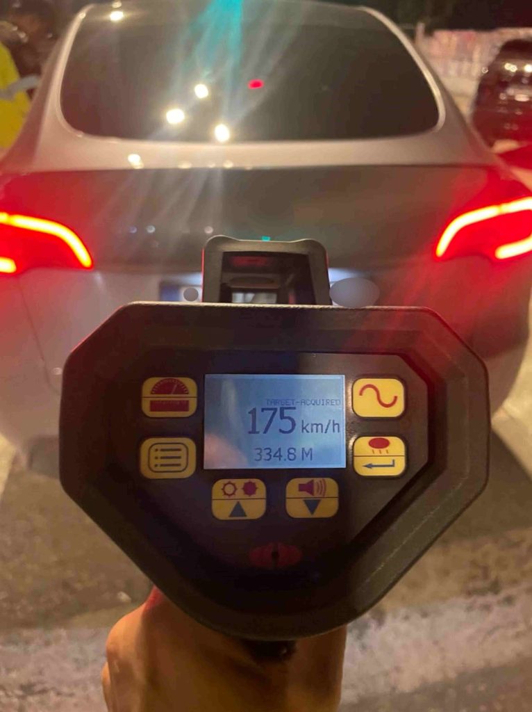 Χειροπέδες σε 43χρονο οδηγό που έτρεχε με 191 χιλιόμετρα την ώρα στην Περιφερειακή Υμηττού