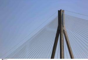 Πάτρα: Έκτακτες κυκλοφοριακές ρυθμίσεις στην γέφυρα Ρίου– Αντιρρίου λόγω των ισχυρών ανέμων