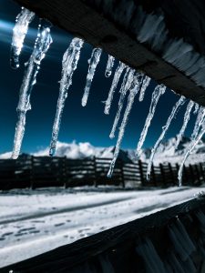 Διαμέρισμα στον Καναδά μετατράπηκε σε…παγωμένο κάστρο όταν ο ενοικιαστής έκλεισε τη θέρμανση! vid