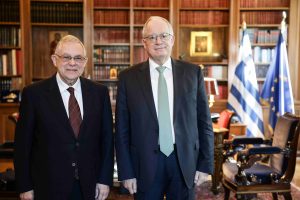 Προεδρικό Μέγαρο: Συνάντηση Τασούλα με τον πρώην πρωθυπουργό Λ. Παπαδήμο