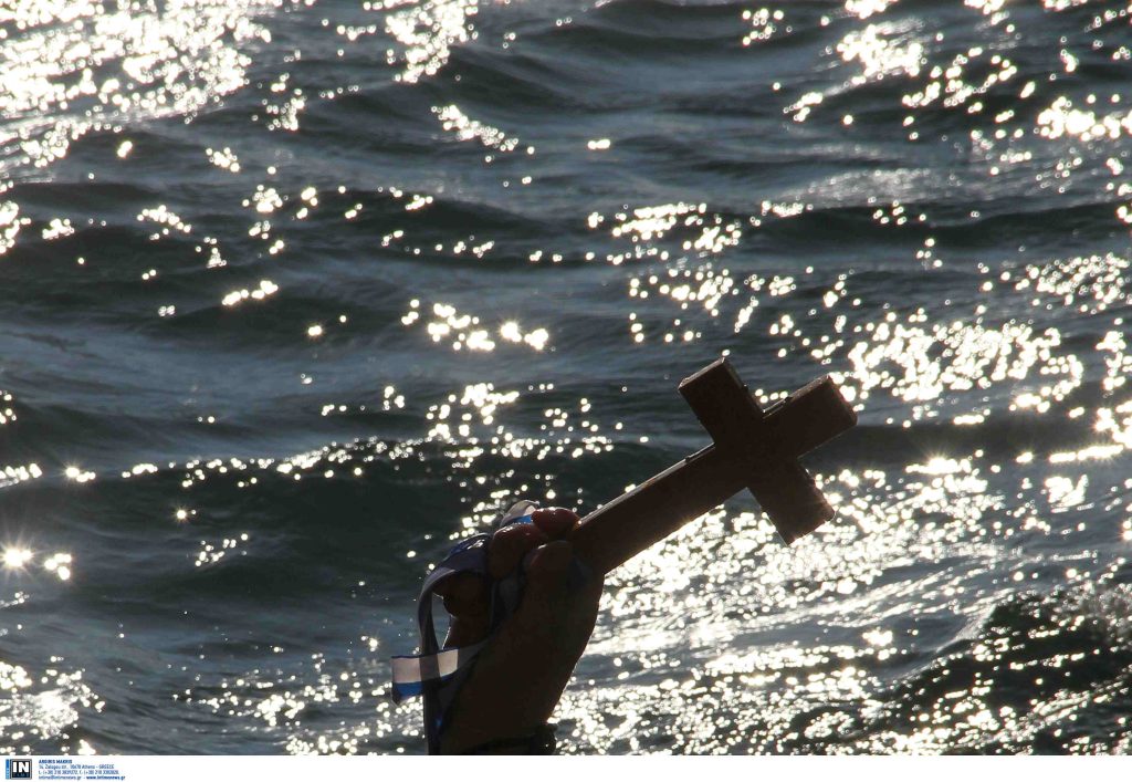 Θεοφάνεια: Έθιμα με «ρίζες» κρυμμένες στον χρόνο αναβιώνουν στη Β. Ελλάδα – Ο αγιασμός των υδάτων στη Θεσσαλονίκη