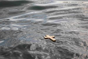 Θεοφάνεια στη Θεσσαλονίκη: Ένας 23χρονος από τον Εύοσμο έπιασε τον σταυρό – 56 άτομα βούτηξαν στο Θερμαϊκό, vid