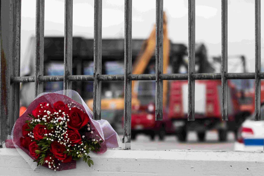 Τρίκαλα: Ολοκληρώθηκε η πορεία για τις νεκρές εργαζόμενες από την έκρηξη στο εργοστάσιο μπισκότων