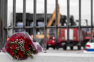 Τρίκαλα: Ολοκληρώθηκε η πορεία για τις νεκρές εργαζόμενες από την έκρηξη στο εργοστάσιο μπισκότων