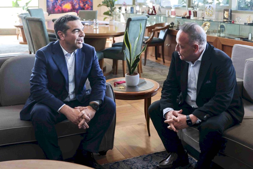 Θεσσαλονίκη: O Αλέξης Τσίπρας συνάντησε τον δήμαρχο Στέλιο Αγγελούδη και του χάρισε την “Ιθάκη”