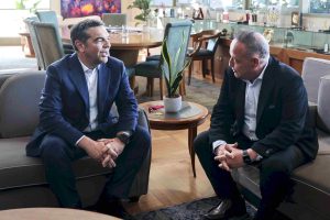 Θεσσαλονίκη: O Αλέξης Τσίπρας συνάντησε τον δήμαρχο Στέλιο Αγγελούδη και του χάρισε την “Ιθάκη”