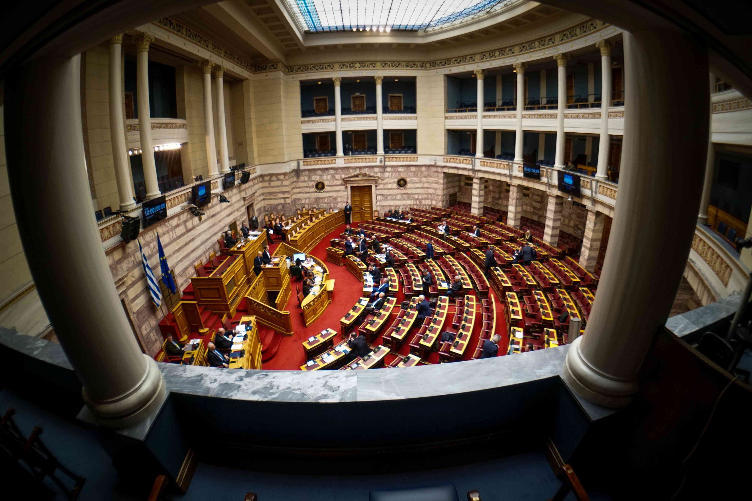 Ο πλανήτης «καίγεται» και στη Βουλή ασχολούνται με… κρακεράκια – Vid