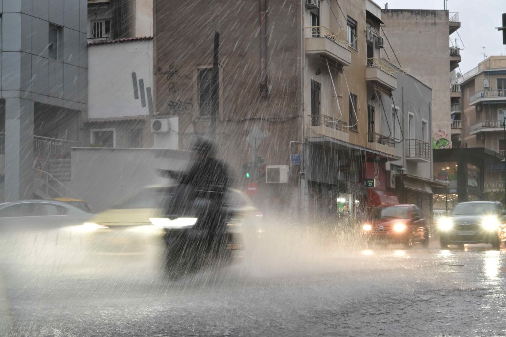 Η κακοκαιρία χτυπά την Αττική: Πλημμύρισαν δρόμοι, δεκάδες κλήσεις στην Πυροσβεστική – Δείτε εικόνες