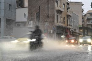 Η κακοκαιρία χτυπά την Αττική: Πλημμύρισαν δρόμοι, δεκάδες κλήσεις στην Πυροσβεστική – Δείτε εικόνες