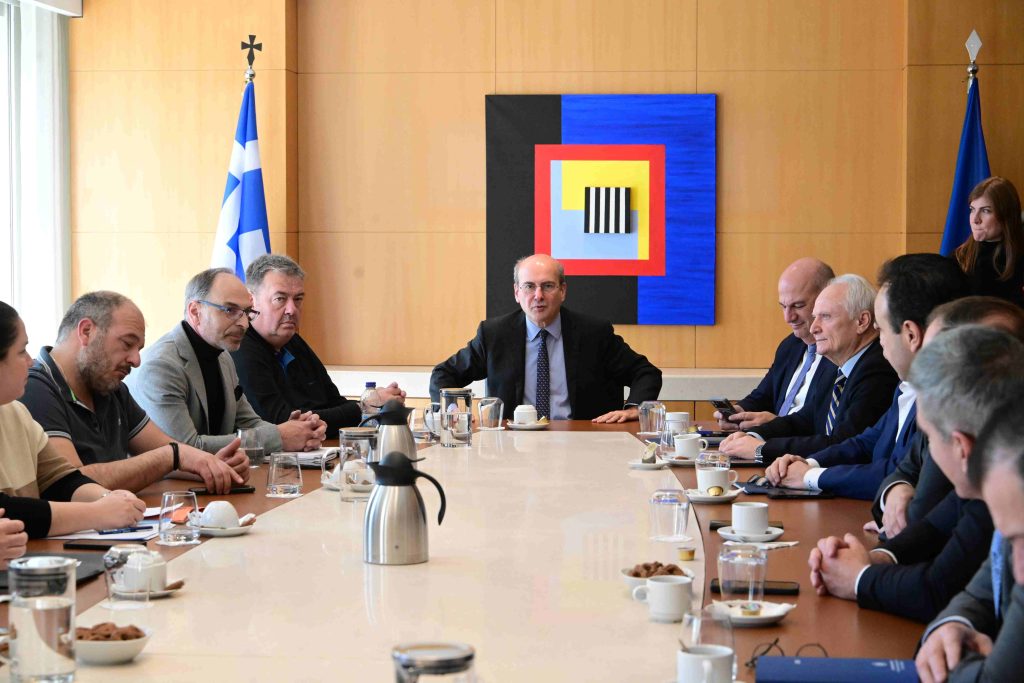 Ξεκίνησε η συνάντηση Χατζηδάκη – Τσιάρα με τους εκπροσώπους των 14 αγροτικών μπλόκων