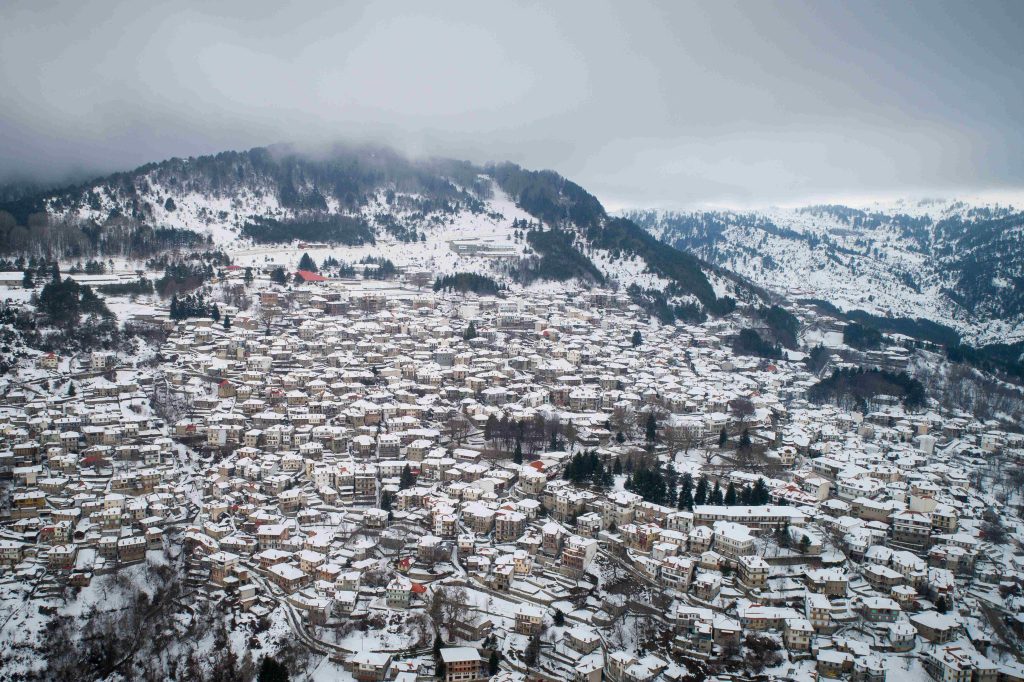 Πυκνές χιονοπτώσεις στα ορεινά της Ήπειρου – Κλειστά σχολεία και απαγόρευση κυκλοφορίας βαρέων οχημάτων