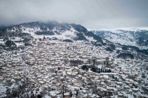 Πυκνές χιονοπτώσεις στα ορεινά της Ήπειρου – Κλειστά σχολεία και απαγόρευση κυκλοφορίας βαρέων οχημάτων