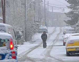 Χιονόπτωση στα ορεινά της Θεσσαλονίκης: Κλειστός ο δρόμος Χορτιάτη–Αγίου Βασιλείου