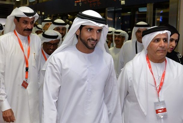 Ο πρίγκιπας του Ντουμπάι ταξιδεύει με αυτόνομο ταξί και…ο βοηθός ΑΙ του ζητάει selfie, vid