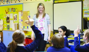 Ρεκόρ για 90χρονη καθηγήτρια στο Μίσιγκαν: Διδάσκει 67 ολόκληρα χρόνια – “Δεν σχεδιάζω να πάρω σύνταξη” είπε, vid