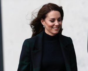 Κοριτσάκι έπιασε την Κέιτ Μίντλετον από το παλτό και δεν την άφηνε – BINTEO