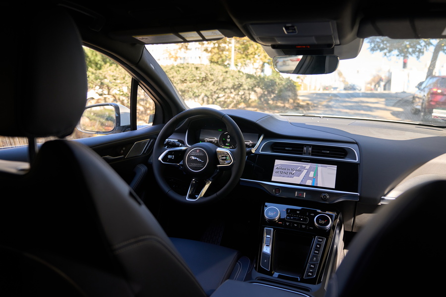 Κινέζα που μιλάει ελληνικά μπαίνει πρώτη φορά σε αυτόματο ταξί: Έβαλε κι ελληνική μουσική! vid