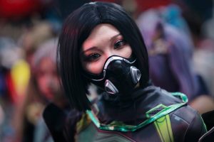 Κινέζα Cosplayer μοιάζει εκπληκτικά με ρομπότ εκπλήσσοντας τους περαστικούς, vid