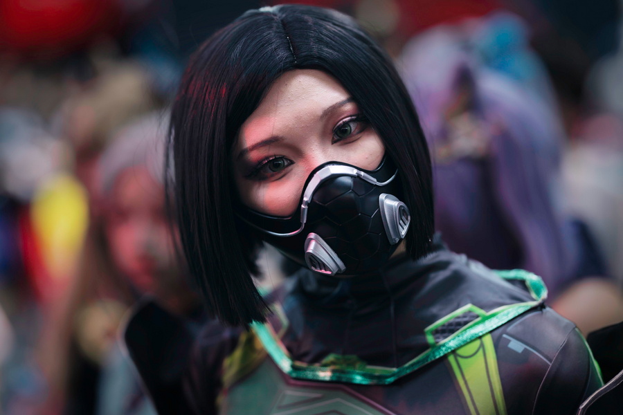 Κινέζα Cosplayer μοιάζει εκπληκτικά με ρομπότ εκπλήσσοντας τους περαστικούς, vid