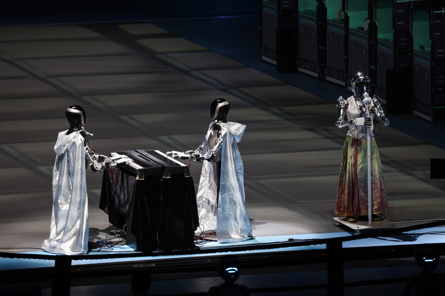 Ο πρώτος διδακτορικός φοιτητής ρομπότ στην Κίνα…μαθαίνει όπερα! ΒΙΝΤΕΟ