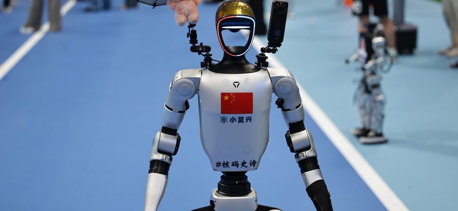 Ανθρωποειδές ρομπότ κάνει ακροβατικά…στην προσπάθεια να καθαρίσει το χιόνι! ΒΙΝΤΕΟ