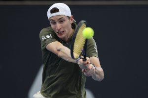 Viral έγινε τενίστας: Σταμάτησε για να ελέγξει το κινητό του στη μέση του αγώνα, vid 