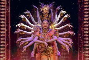 Ανθρωποειδή ρομπότ χορεύουν τον χορό των “1.000 χεριών”στην Κίνα! Viral ΒΙΝΤΕΟ