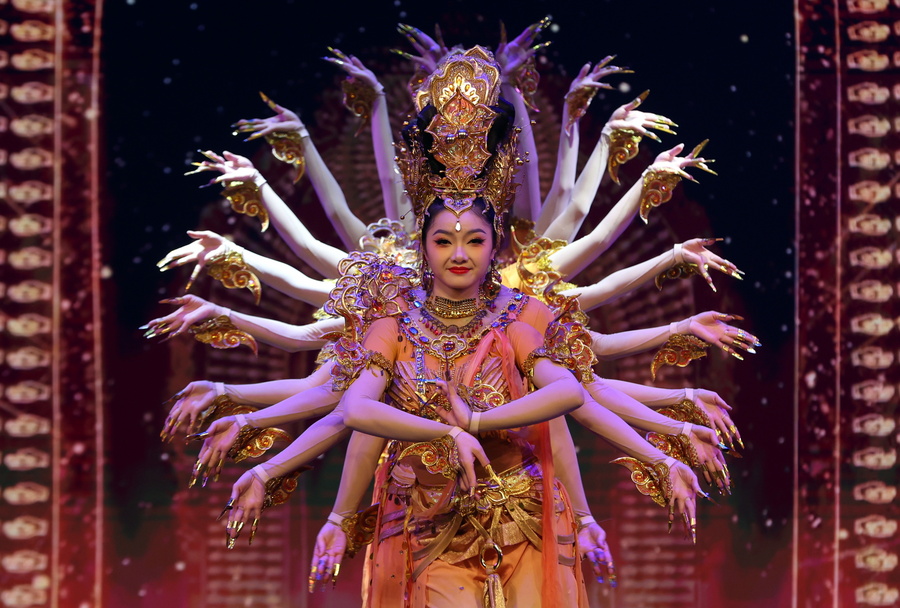 Ανθρωποειδή ρομπότ χορεύουν τον χορό των “1.000 χεριών”στην Κίνα! Viral ΒΙΝΤΕΟ