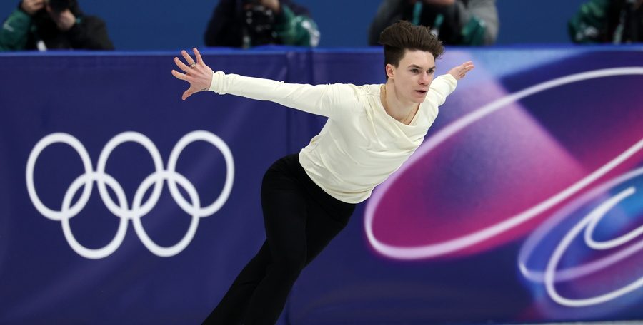 Ο πατινέρ Μαξίμ Ναούμοφ που έχασε τους γονείς του σε αεροπορικό δυστύχημα συγκινεί στους Χειμερινούς Ολυμπιακούς Αγώνες, vid