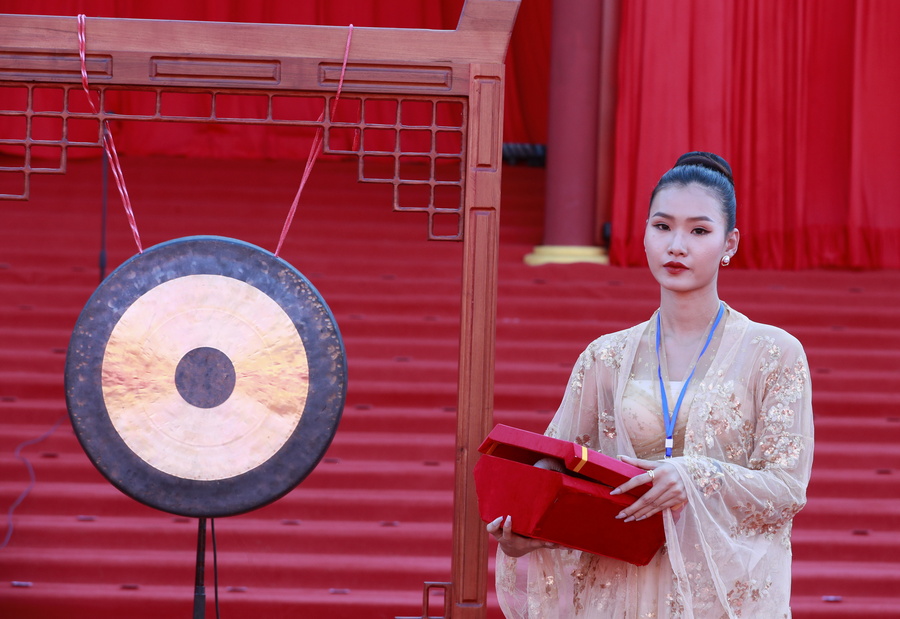 Ανθρωποειδή Ρομπότ εκτελούν Κουνγκ Φου στο Εαρινό Φεστιβάλ – Τα φώτα “έκλεψε” το Η2 με την πανοπλία! Vid