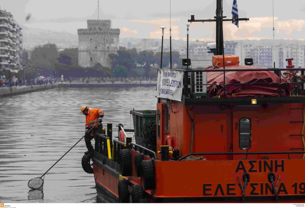 Δύο σκάφη καθαρίζουν τον Θερμαϊκό από τόνους φερτών υλικών – Κ. Γκιουλέκας: «Θα καθαρίζεται διαρκώς»