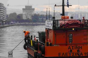 Δύο σκάφη καθαρίζουν τον Θερμαϊκό από τόνους φερτών υλικών – Κ. Γκιουλέκας: «Θα καθαρίζεται διαρκώς»