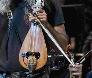 Η Ελληνίδα που ταξιδεύει την κρητική λύρα στο εξωτερικό και εντυπωσιάζει – ΒΙΝΤΕΟ